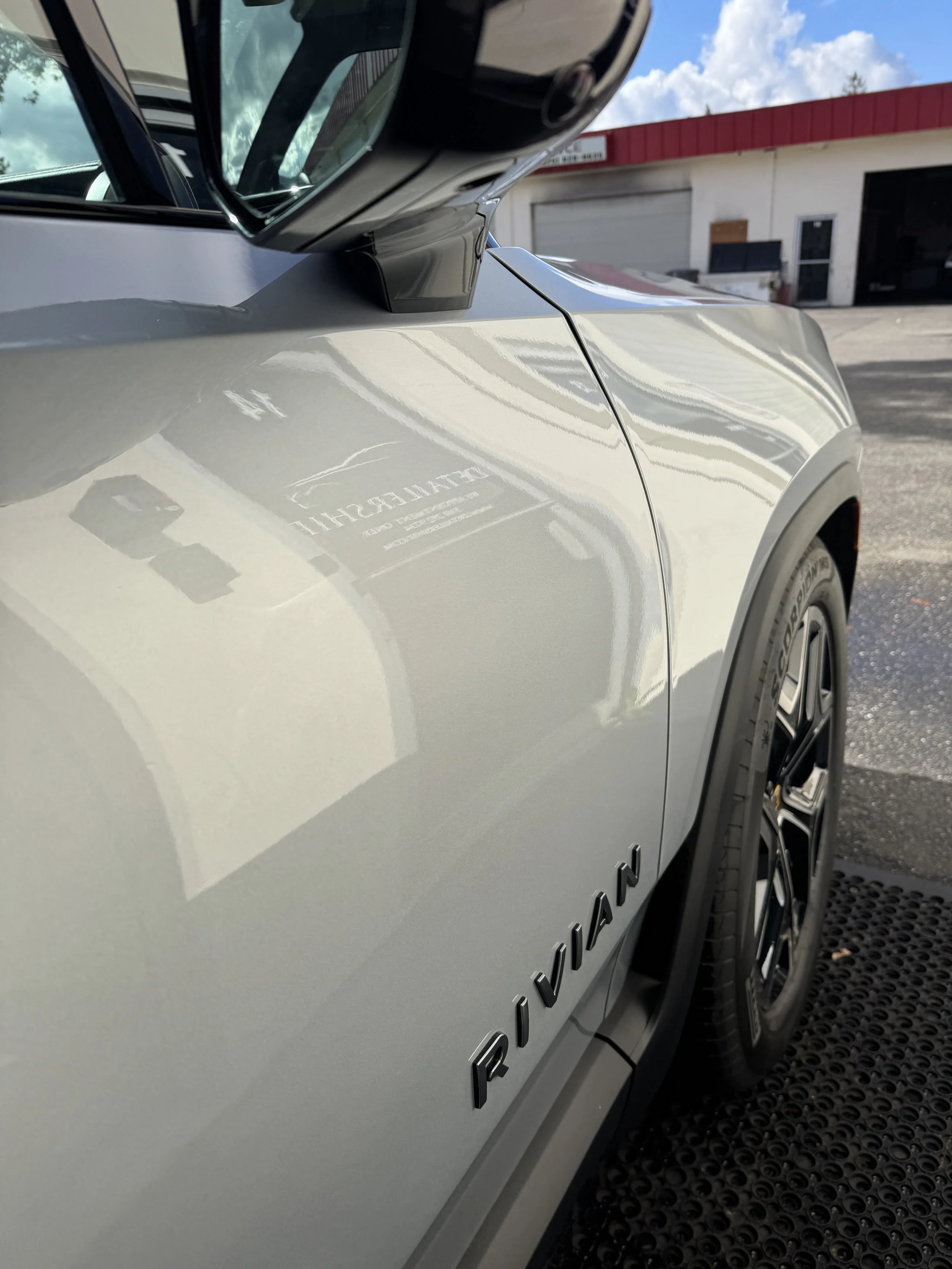 2025 Rivian R1S Performance (LA Silver) — DETAILERSHIP™